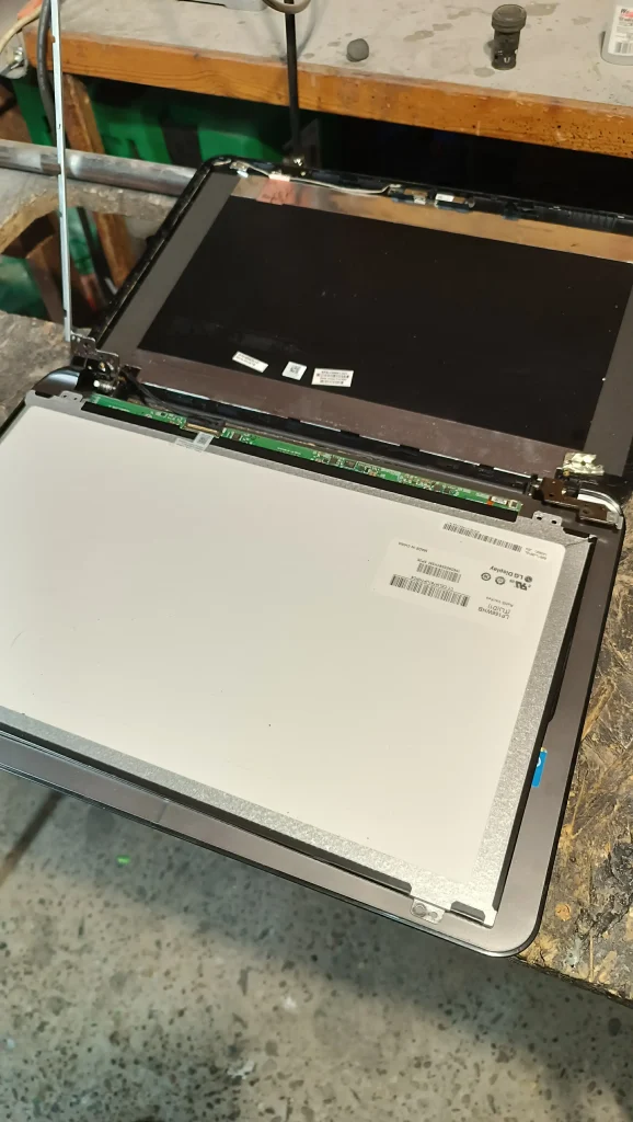 rastavljen laptop