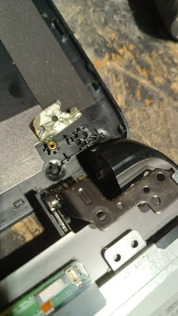 polomljen deo laptopa
